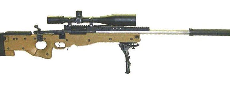 Vista lateral de un rifle de francotirador Mk 13 Mod 5 sobre fondo blanco: un chasis Accuracy International tan, un riel superior negro con una mira larga de aumento variable, un bípode debajo del guardamanos y un supresor en un cañón de metal desnudo
